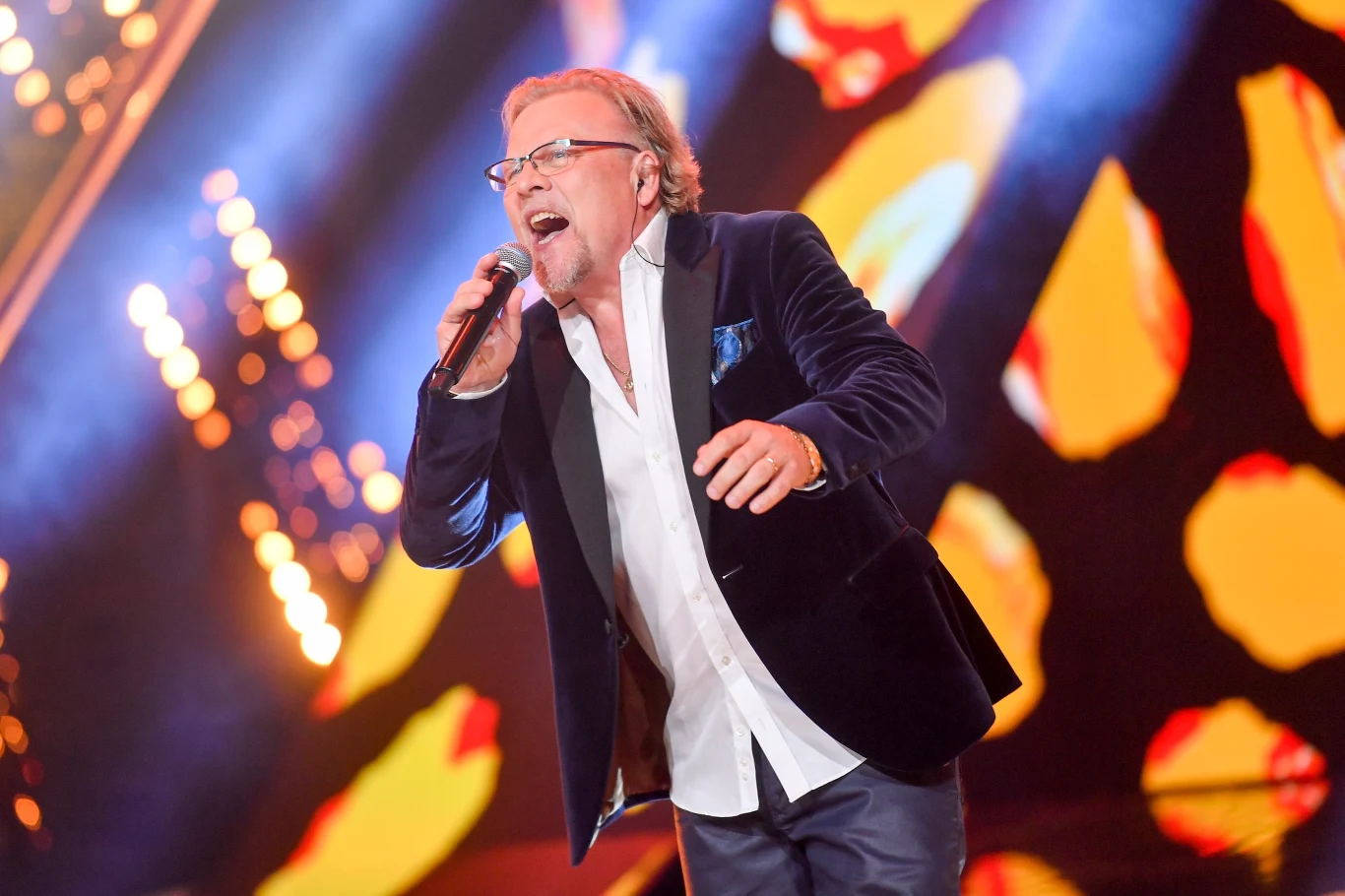 Aktor Jacek Lenartowicz zinterpretował utwór zespołu Maanam "Nie poganiaj mnie, bo tracę oddech".