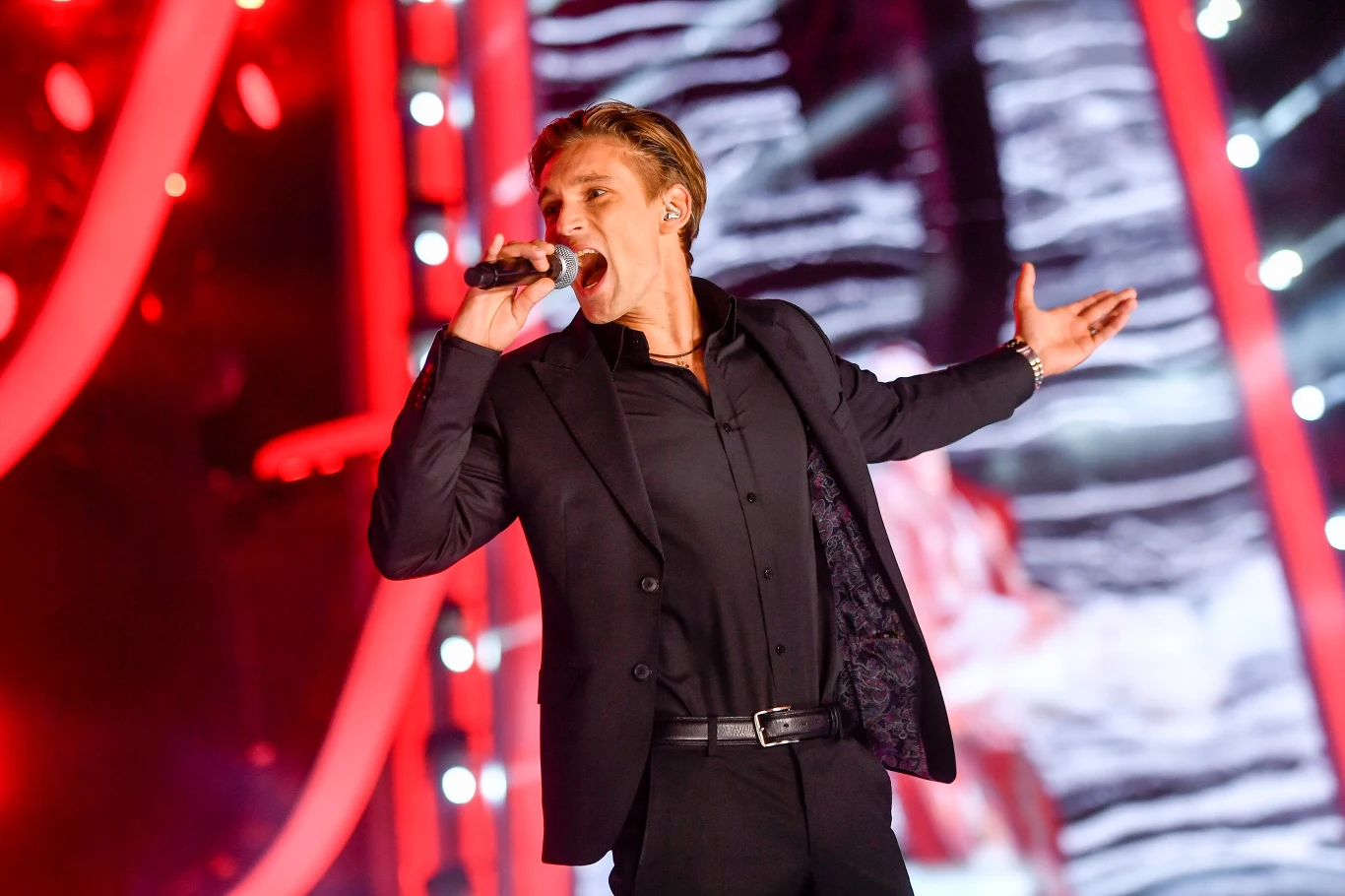 Filip Gurłacz wystąpił na scenie dwukrotnie - najpierw solowo wykonał "Nieustanne tango" Republiki, a później "Gaj" w duecie z Anną Dereszowską.