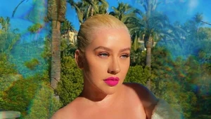 Christina Aguilera topless. Odtwarza zdjęcie z okładki znanego albumu