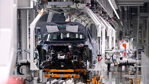 Fabryki samochodów zwolnią tysiące ludzi. Społeczne koszty e-mobilności