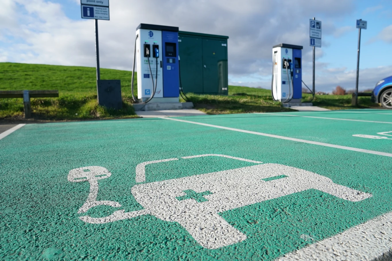 Miejsce do ładowania samochodów elektrycznych w Tynemouth. Fot. Owen Humphreys, PA Images