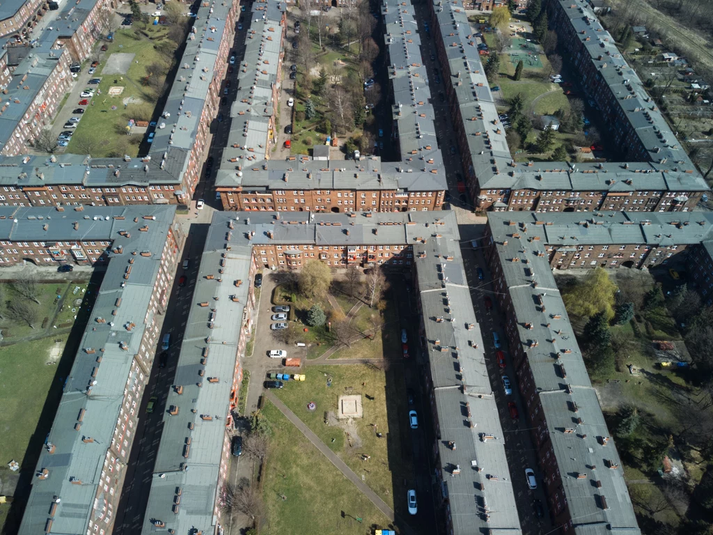 Widok na Nikiszowiec. Przez wiele lat osiedle nie cieszyło się dobrą sławą, jeśli chodzi o bezpieczeństwo. Akty wandalizmu i drobnej przestępczości bywały tu na porządku dziennym, jednak trzeba przyznać, że familok cieszy się sporym zainteresowaniem turystów zwiedzających Katowice