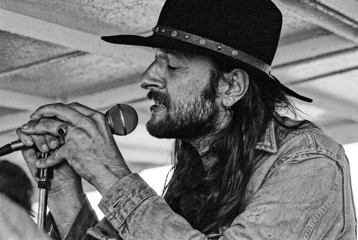 Ryszard Riedel przyszedł na świat 7 września 1956 roku w Chorzowie. Mimo to wielu osobom najbardziej kojarzy się z Tychami. Był drugim dzieckiem Krystyny i Jana Riedlów, miał starszą o rok siostrę, Małgorzatę. 