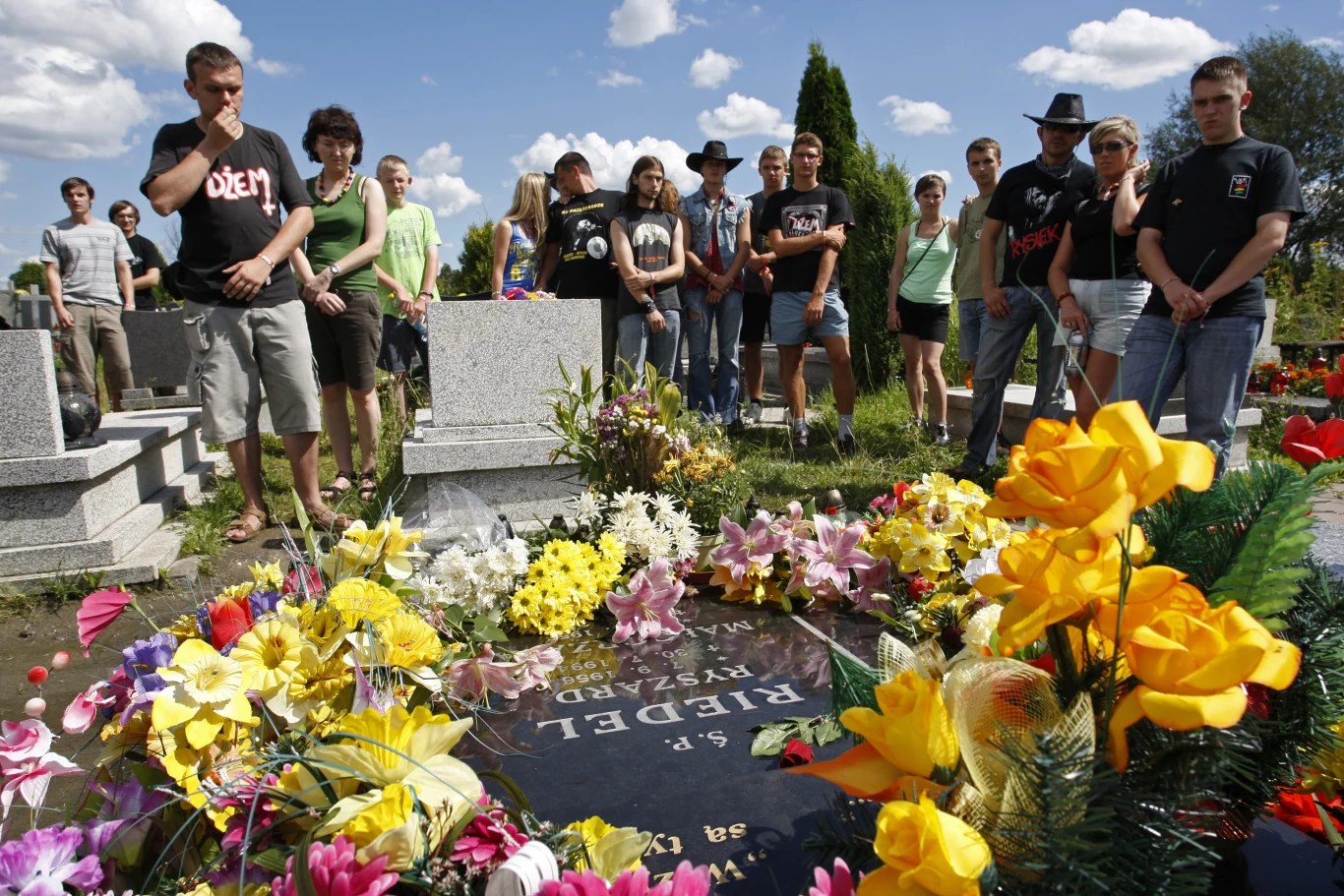 Lider Dżemu zmarł 30 lipca 1994 w Chorzowie. Bezpośrednią przyczyną śmierci muzyka była niewydolność serca. Grób Ryszarda Riedla znajduje się na Wartogłowcu w Tychach. W 2007 roku w grobie spoczęła jego żona, Małgorzata. Odtąd znajdują się na nim cytaty z piosenek Dżemu: "Tylko ty i ja..." (z utworu "Tylko ja i ty") oraz "W życiu piękne są tylko chwile..." (z wielkiego przeboju "Naiwne pytania"). Dżem kontynuował karierę bez Riedla i występuje do dziś.