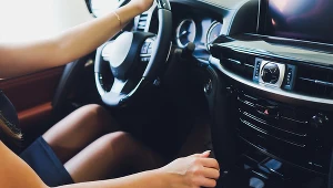 Kobieta wiozła trójkę dzieci i pijanego sąsiada