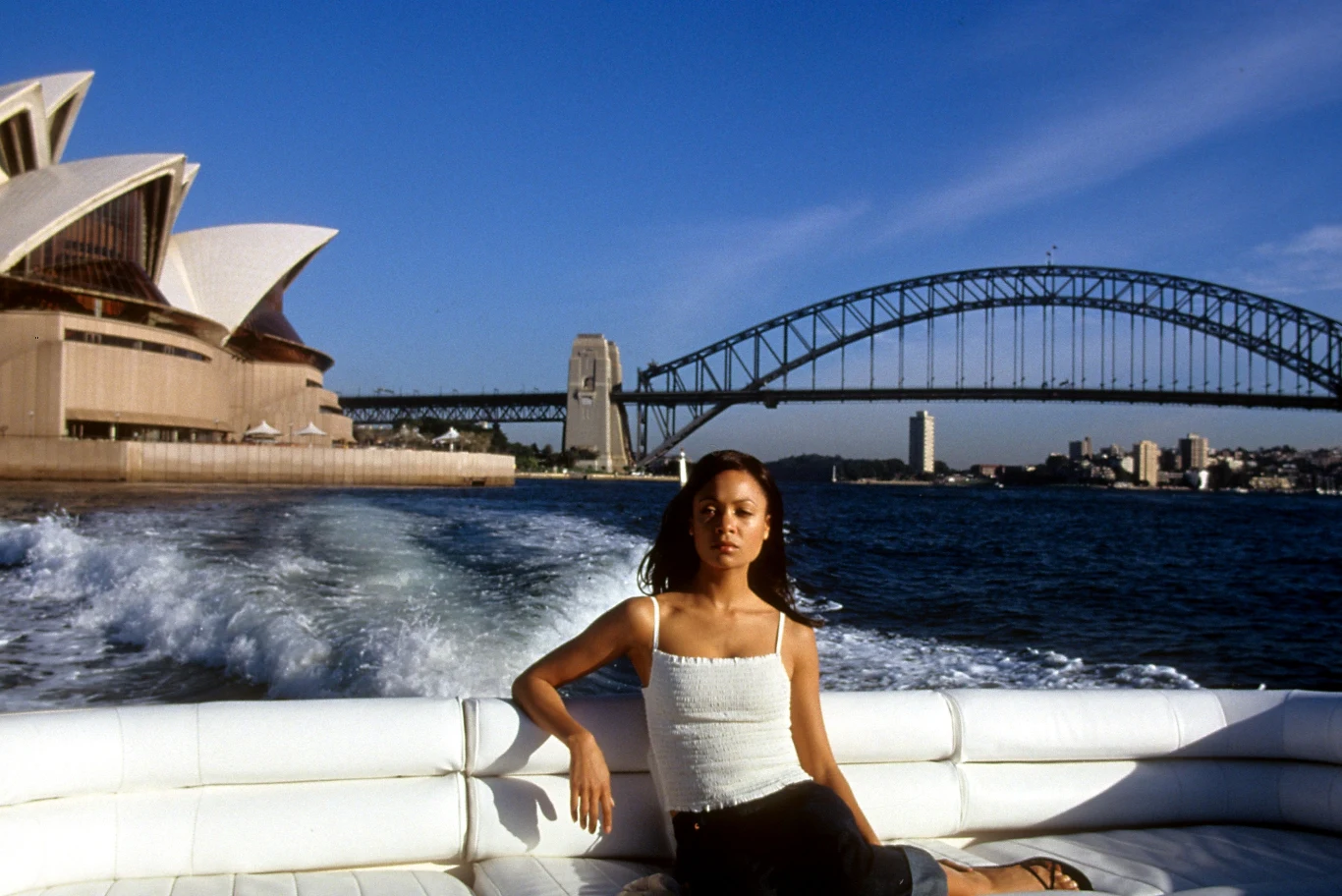 <b>Film "Mission: Impossible 2" przypomni w środę, 8 września o godz. 18:25 Polsat Film.</b>
Agent specjalny Ethan Hunt (Tom Cruise) po raz kolejny staje przed "niemożliwym do wykonania" zadaniem. Sean Ambrose (Dougray Scott), były agent rządowy, wykrada z laboratorium firmy farmaceutycznej próbki śmiertelnego wirusa, zwanego Chimerą. Chce sprzedać wirusa firmie zajmującej się produkcją leków zwalczających tego wirusa, by później wywołać światową epidemię i wzbogacić się na zyskach ze sprzedaży antidotum. Sean ma jednak jeden słaby punkt: swoją byłą narzeczoną, piękną Nyah Nordoff-Hall (Thandie Newton) - międzynarodowej klasy złodziejkę. Zadaniem Hunta jest ją zwerbować i tym tropem trafić do Ambrose'a. Ethan nie spodziewa się jednak, że zakocha się (z wzajemnością) w "przynęcie". Agent z pomocą Nyah i geniusza komputerowego Luthera Stickella (Ving Rhames) zrobi wszystko, by powstrzymać szaleńca i zniszczyć wszystkie istniejące próbki wirusa.