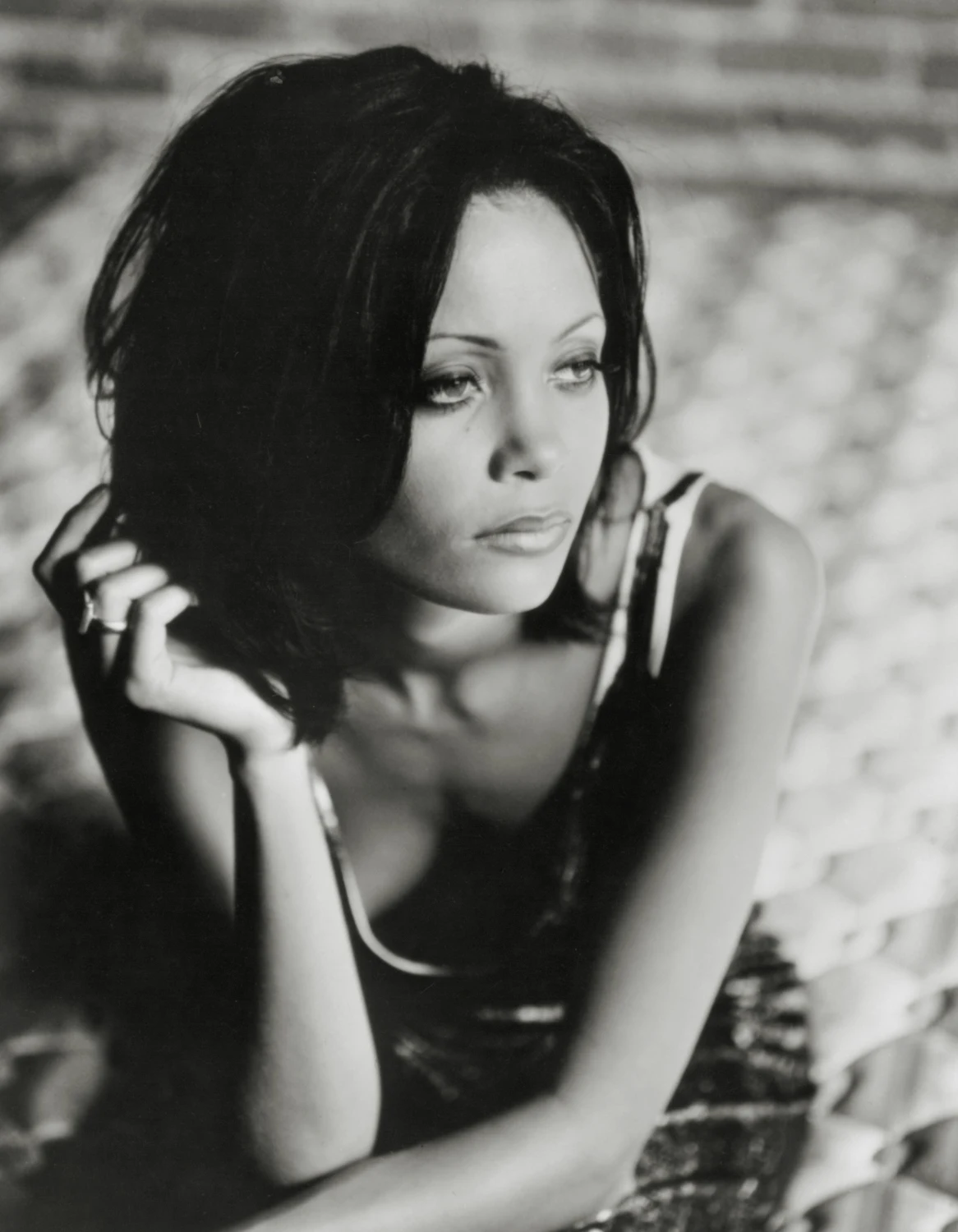 W "Klinczu" (1997) Thandiwe Newton zagrała wokalistkę nowojorskiego zespołu. W "Rzymskiej opowieści" (1998) Bernardo Bertolucciego wcieliła się w pełną determinacji młodą Afrykankę, która zarabia na studia medyczne w Rzymie sprzątając dom angielskiego pianisty - Kinskiego (Dawid Thewlis).