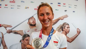 Agnieszka Skrzypulec prezentuje medal olimpijski