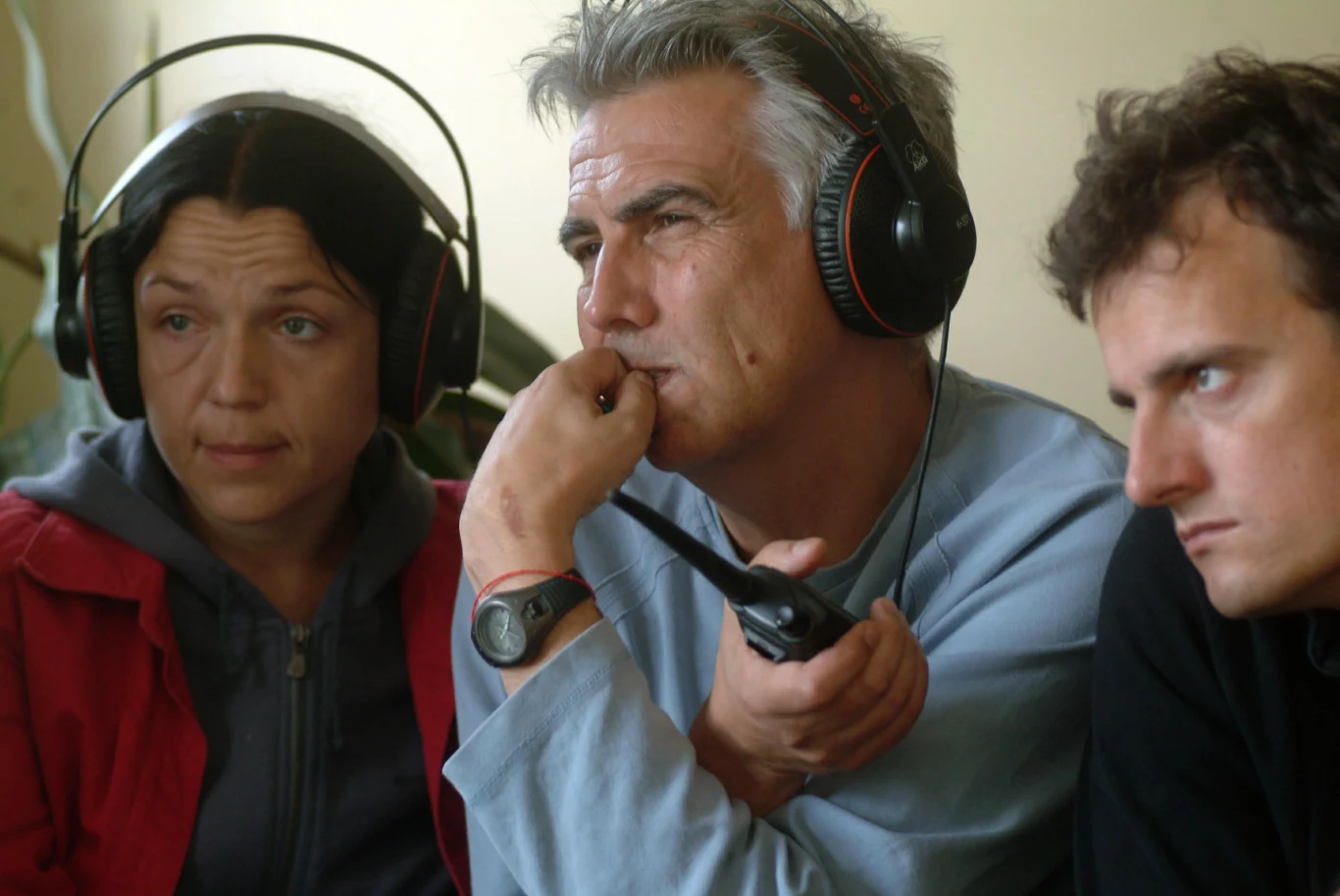 Krytycy zgodnie przyznali, że to jeden z najważniejszych polskich filmów tamtych lat. "Opowieść o zupełnie przeciętnej rodzinie jest jednym z najbardziej wstrząsających polskich filmów ostatnich lat" - napisała Joanna Kijanowska w "Dzienniku". "Jest to 'Dług' dla kobiet. 'Dług' Krauze jest dla mnie jednym z najbardziej wiarygodnych filmów, ciągle chwytającym za gardło. Nie wszyscy wiedzą, że pierwotnie 'Dług' miał być zatytułowany właśnie 'Plac Zbawiciela'. (...) 'Plac Zbawiciela' tak mocno wnika w psychikę kobiecą. Wydaje się, że jest to jeden z najbardziej kobiecych filmów, jakie zostały zrobione przez mężczyzn w polskim kinie" - pisał Łukasz Maciejewski.

Na zdjęciu: Joanna Kos-Krauze, Krzysztof Krauze i Wojciech Staroń na planie filmu "Plac Zbawiciela"
