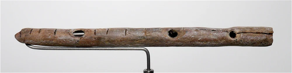 Prehistoryczny flet znaleziony w jaskini Geissenklösterle Prehistoryczny flet znaleziony w jaskini Geissenklösterle