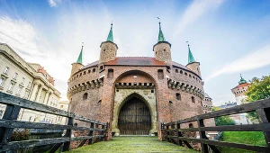 Na zmianach podatkowych PIT w Polskim Ładzie znacznie stracą samorządy. Nz. Barbakan w Krakowie