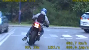 Motocyklista uciekał przed policją. Zderzył się z samochodem