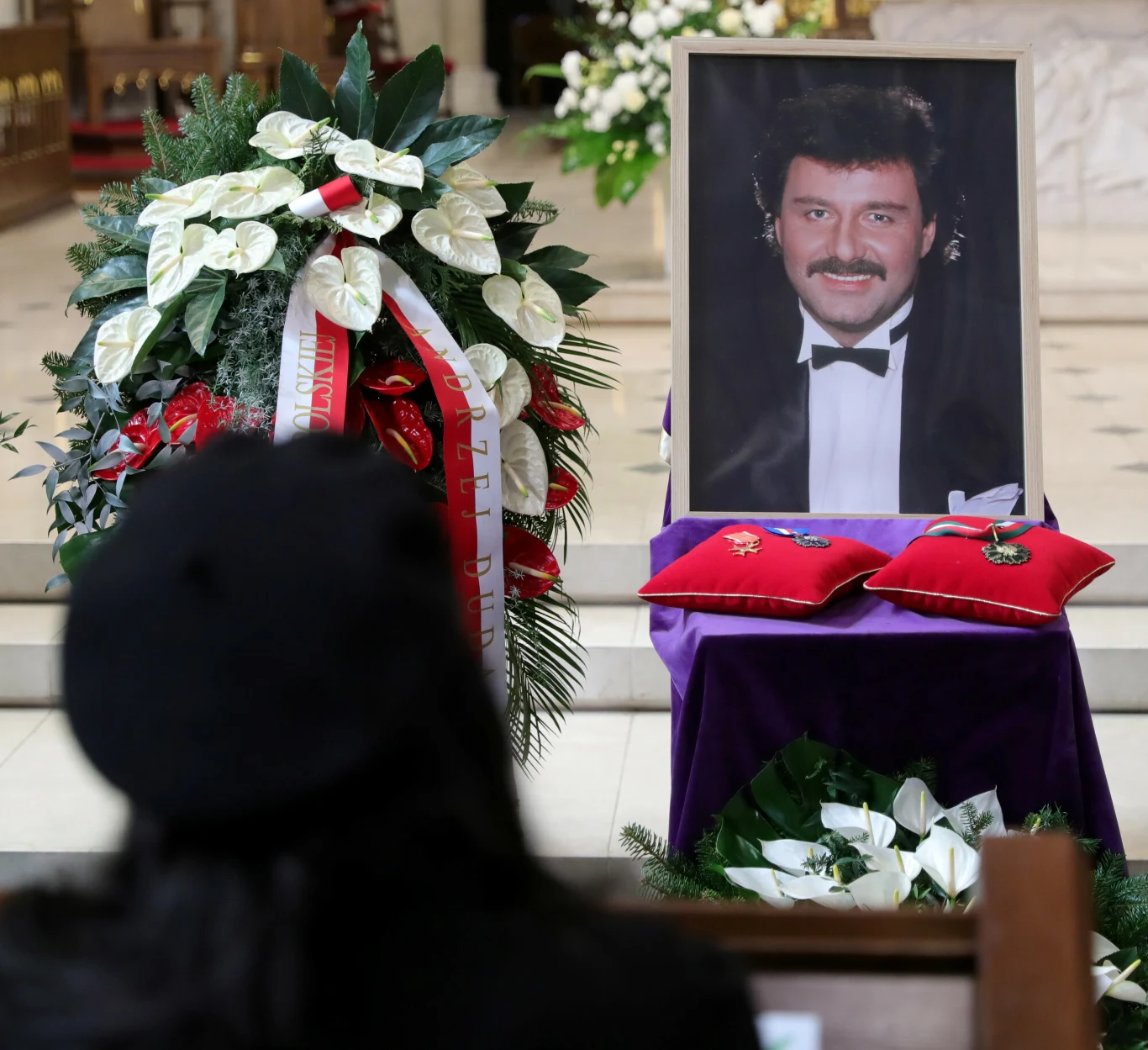 Krzysztof Krawczyk zmarł 5 kwietnia 2021 roku, pozostawiając miliony swoich fanów w rozpaczy. Zachowały się jednak jego nieśmiertelne przeboje, które na zawsze będą dowodem jego wokalnego talentu. Zdjęcie z pogrzebu Krzysztofa Krawczyka, 10 kwietnia 2021 roku.