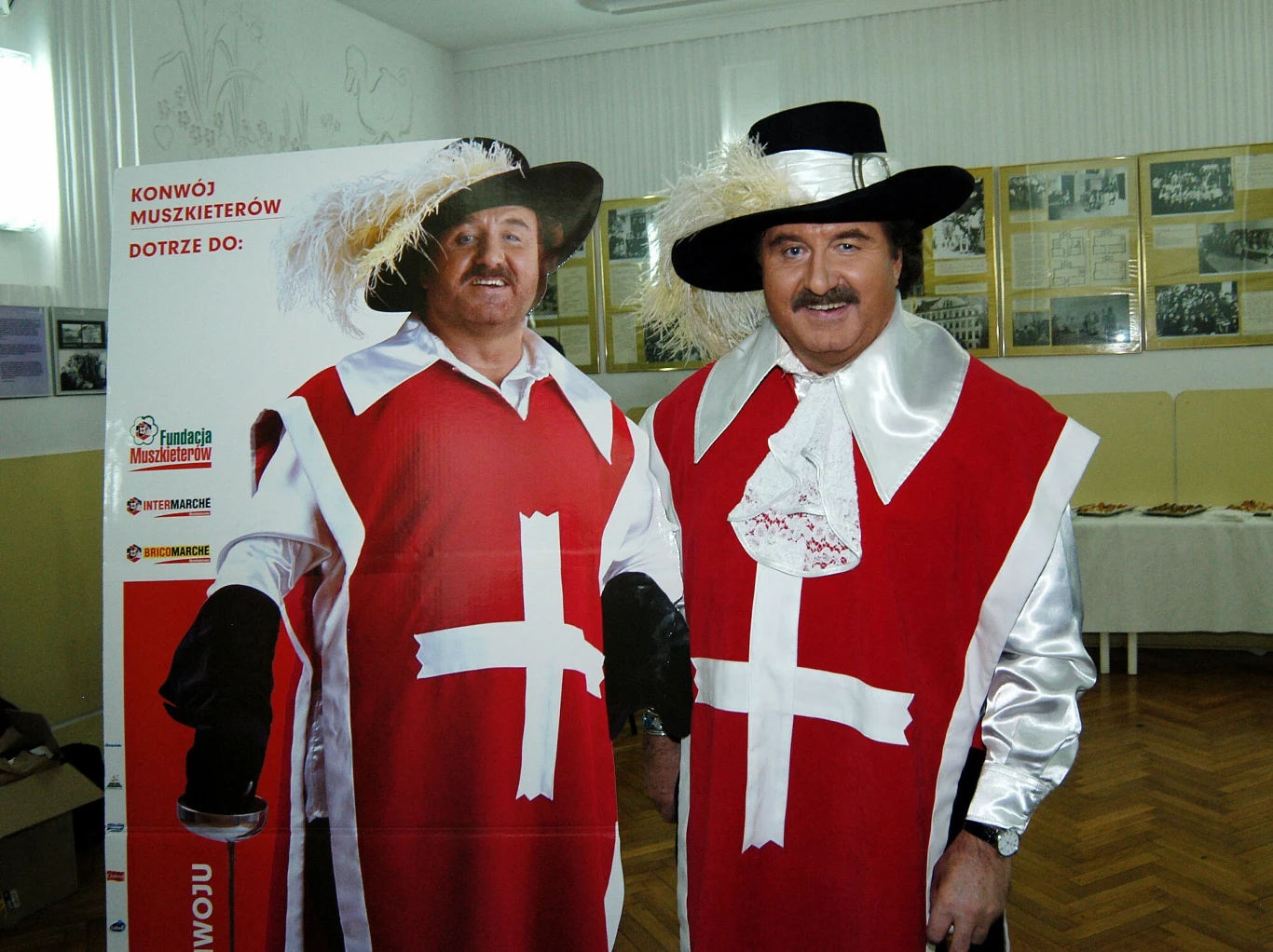 Muzyk angażował się w akcje charytatywne, m.in. pomocy dzieciom w domu dziecka, niepełnosprawnym umysłowo, a także zwierzętom. Na zdjęciu podczas akcji Fundacji Muszkieterów w 2005 roku. Rozdawał wówczas prezenty samotnym dzieciom.