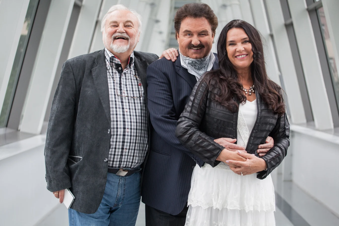 Krawczyk wielokrotnie przez polskie media był nazywany Królem Polskiego Rock'n'Rolla. Był wielokrotnym laureatem m.in. festiwalu w Opolu (w 1978, 1986, 2003 i 2004 roku). Do jego największych przebojów należały "Jak minął dzień", "Parostatek", "Chciałem być" czy "Bo jesteś Ty". Przyjacielem oraz menedżerem muzyka do końca życia pozostawał Andrzej Kosmala. Jego żona Ewa była natomiast częścią jego zespołu - Krzysztof Krawczyk Family - i śpiewała w chórkach podczas koncertów. Zdjęcie z 2014. 