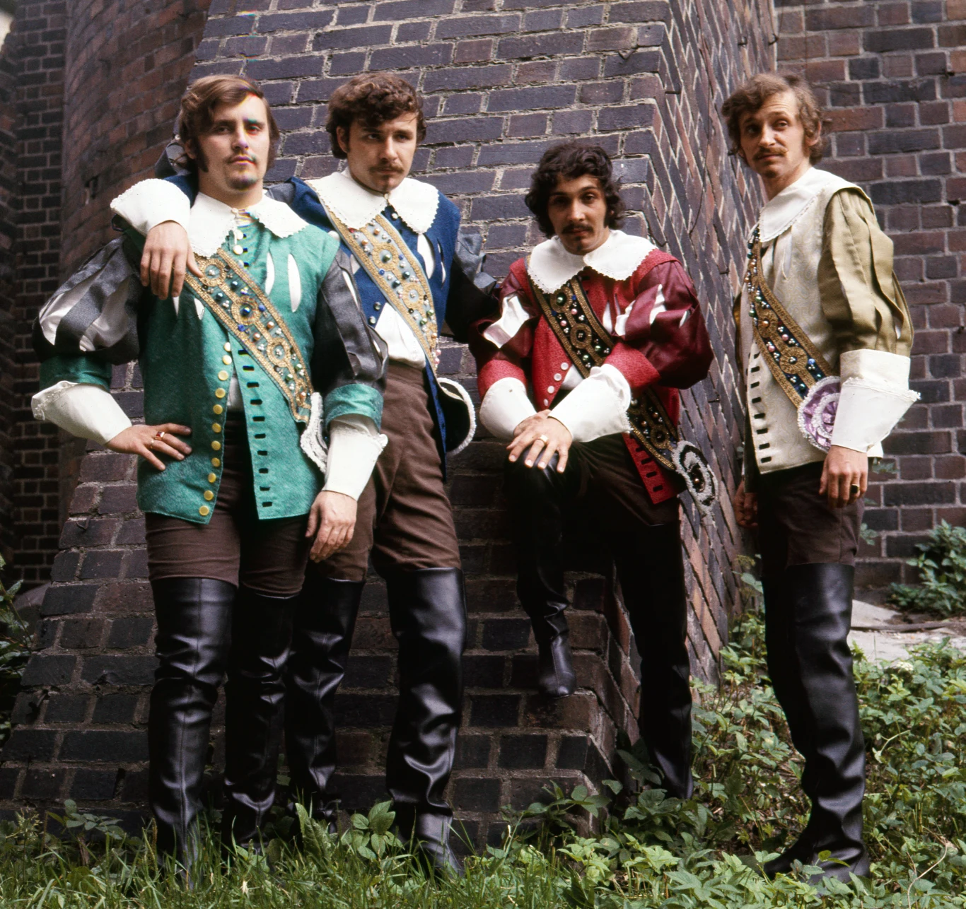 Trubadurzy byli dla Krawczyka trampoliną do sławy. Zadebiutowali w 1963 roku na 3. KFPP w Opolu. W zespole stał się rozpoznawalny, ale wkrótce zdecydował się rozpocząć solową karierę. O kolegach z zespołu do końca życia mówił "bracia i przyjaciele", wielokrotnie też spotykali się na koncertach rocznicowych. Obok Czerwonych Gitar byli najpopularniejszą grupą bigbitową w Polsce. Na zdjęciu z Trubadurami w latach 70. Od lewej: Marian Lichtman, Krzysztof Krawczyk, Sławomir Kowalewski i Ryszard Poznakowski.