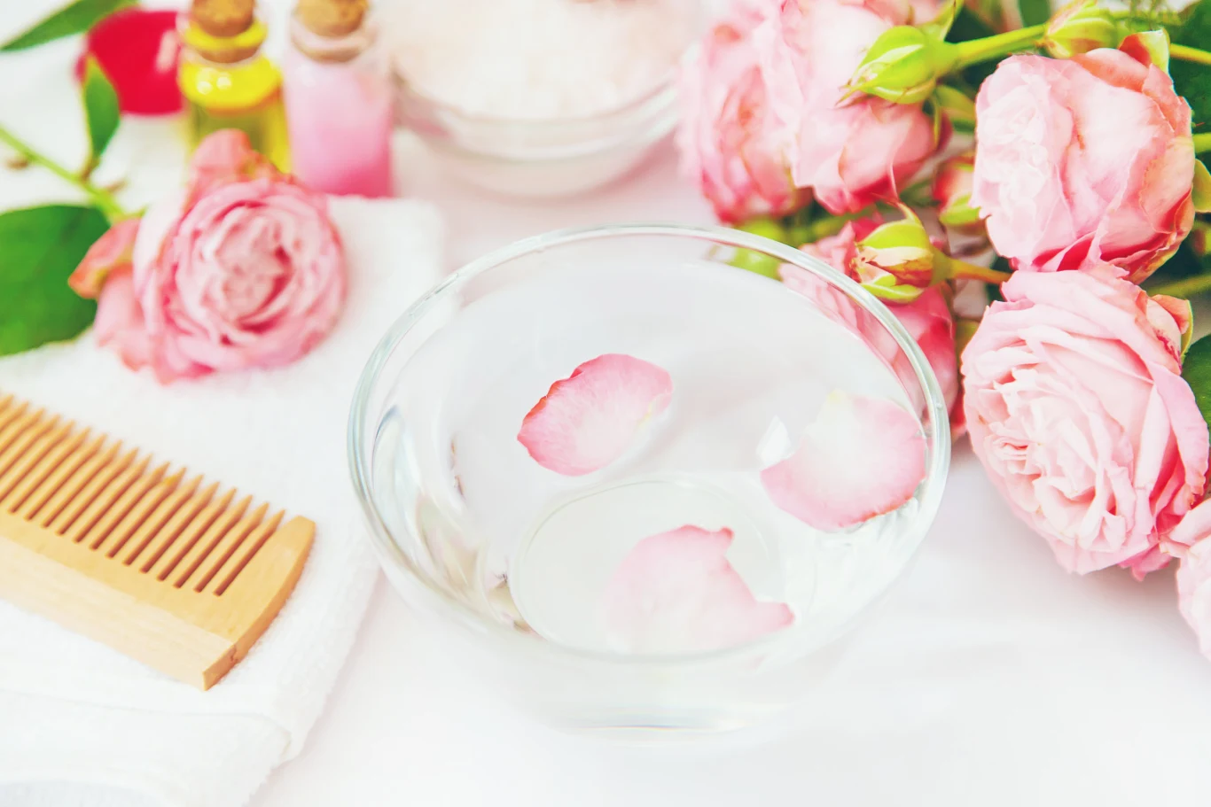 Przygotuj tyle wody różanej, ile będziesz w stanie zużyć w ciągu kilku dni