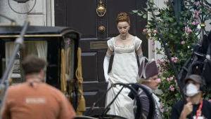 Phoebe Dynevor na planie drugiego sezonu serialu „Bridgertonowie”
