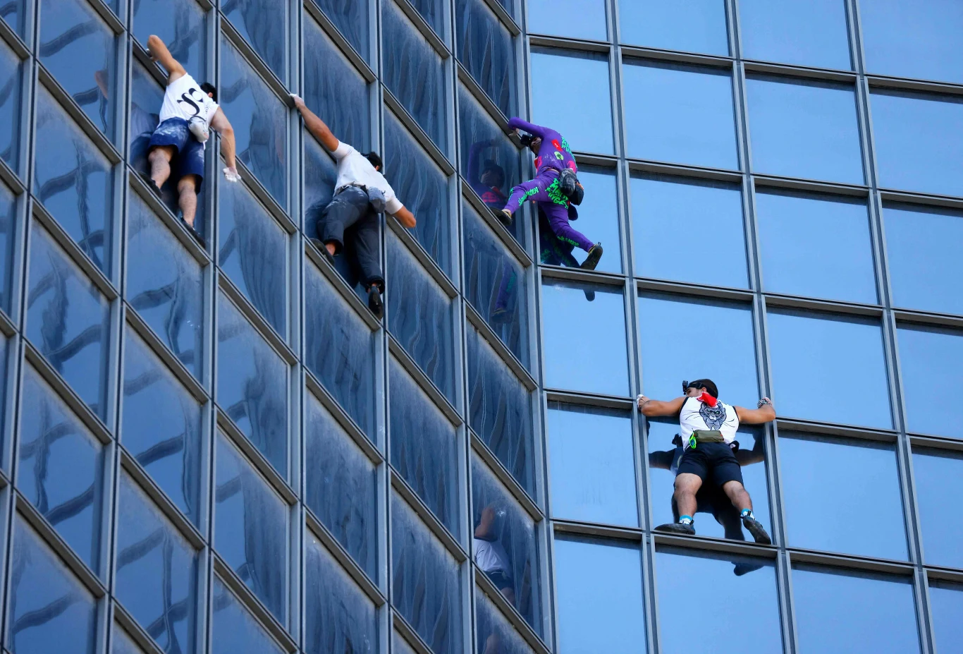 Marcin Banot i Alain Robert wspięli się na wieżowiec bez asekuracji Marcin Banot i Alain Robert wspięli się na wieżowiec bez asekuracji