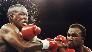 Kadr z walki Evander Holyfield (z prawej) kontra Buster Douglas, czyli sensacyjny pogromca Mike'a Tysona