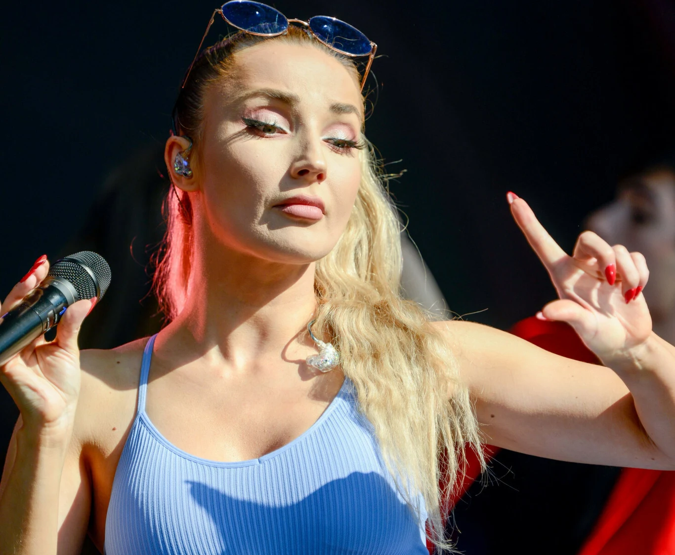 Cleo rozważa zmianę koloru włosów na ciemne Cleo rozważa zmianę koloru włosów na ciemne