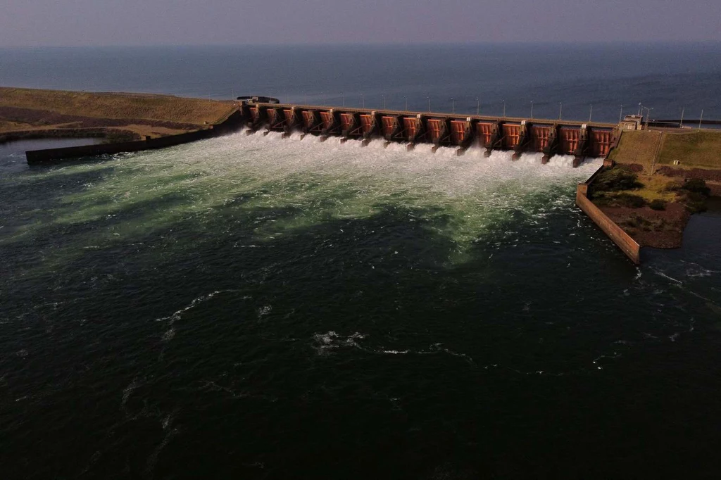 Tama hydroelektryczna na rzece Parana w Paragwaju 