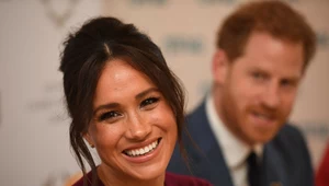 ​Przyjaciółka Meghan Markle promuje projektanta, który drwi z Elżbiety II i księcia Filipa