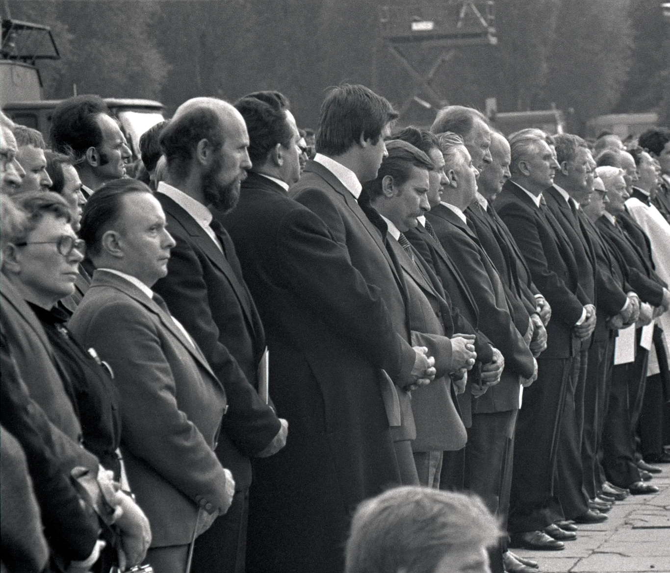 Na pogrzebie Stefana Wyszyńskiego w jednym rzędzie stali działacze "Solidarności", duchowni i przedstawiciele komunistycznych władz. Na zdjęciu widać m.in.: (od lewej) współzałożycielkę Wolnych Związków Zawodowych i działaczkę NSZZ "Solidarność" Annę Walentynowicz, kapelana związkowców ks. Henryka Jankowskiego, pierwszego przewodniczącego Niezależnego Samorządnego Związku Zawodowego Rolników Indywidualnych "Solidarność" Jana Kulaja, przewodniczącego NSZZ "Solidarność" Lecha Wałęsę, wicepremiera Mieczysława Rakowskiego i przewodniczącego Rady Państwa Henryka Jabłońskiego. Na pogrzebie Stefana Wyszyńskiego w jednym rzędzie stali działacze "Solidarności", duchowni i przedstawiciele komunistycznych władz. Na zdjęciu widać m.in.: (od lewej) współzałożycielkę Wolnych Związków Zawodowych i działaczkę NSZZ "Solidarność" Annę Walentynowicz, kapelana związkowców ks. Henryka Jankowskiego, pierwszego przewodniczącego Niezależnego Samorządnego Związku Zawodowego Rolników Indywidualnych "Solidarność" Jana Kulaja, przewodniczącego NSZZ "Solidarność" Lecha Wałęsę, wicepremiera Mieczysława Rakowskiego i przewodniczącego Rady Państwa Henryka Jabłońskiego.