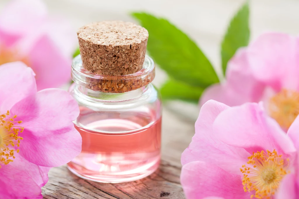 Olejek różany pomoże odświeżyć i zregenerować skórę