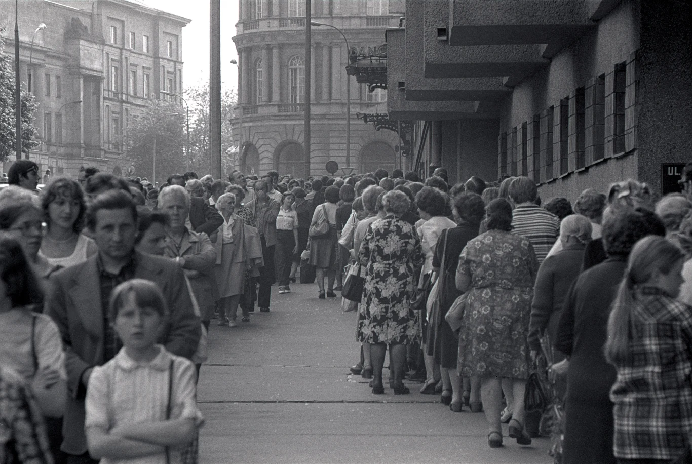 Warszawa, 30 maja 1981 roku, ulica Karowa. Na zdjęciu wijąca się kolejka do kościoła św. Józefa, w którym wystawiona była trumna kardynała Stefana Wyszyńskiego. Warszawa, 30 maja 1981 roku, ulica Karowa. Na zdjęciu wijąca się kolejka do kościoła św. Józefa, w którym wystawiona była trumna kardynała Stefana Wyszyńskiego.