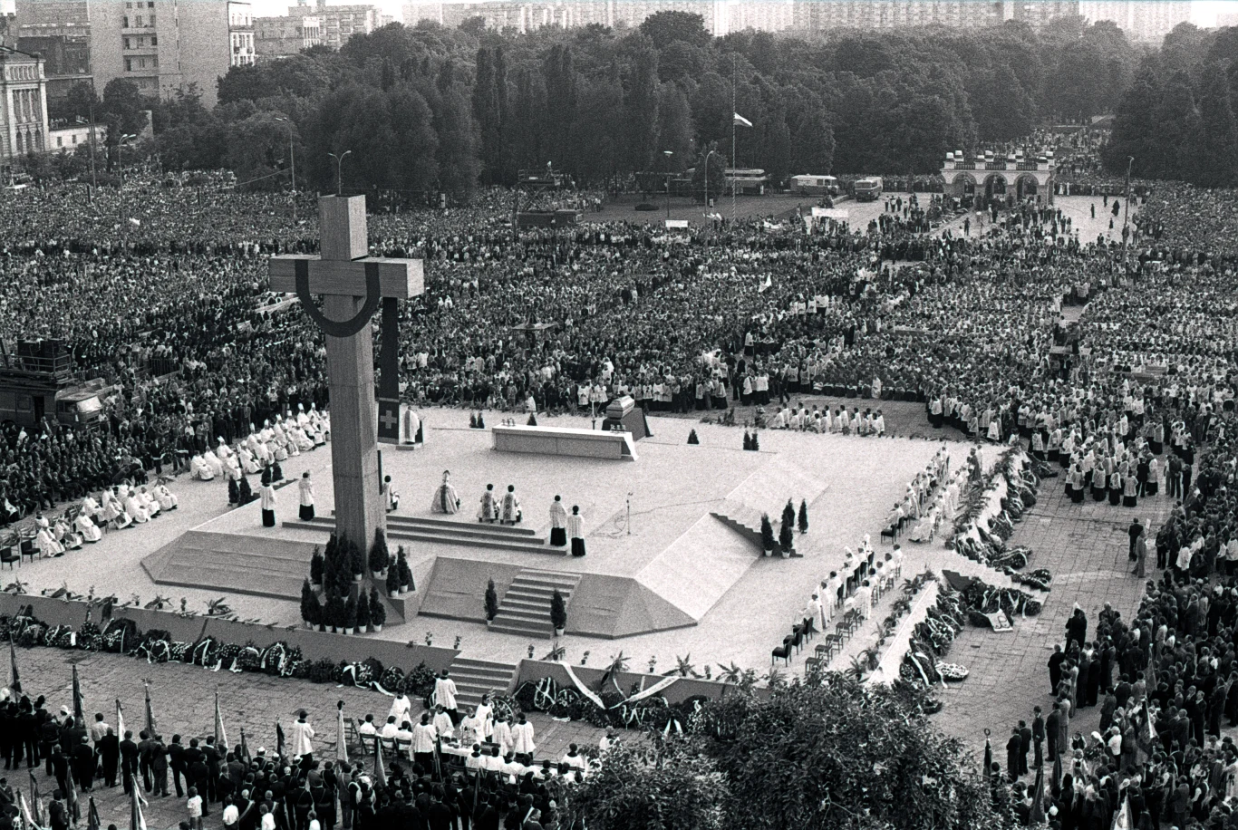 Uroczystości pogrzebowe kard. Stefana Wyszyńskiego zgromadziły tłumy. Na zdjęciu Plac Zwycięstwa (obecnie Plac Piłsudskiego), widok z Hotelu Europejskiego. Pogrzeb prymasa Wyszyńskiego był wielką manifestacją religijno-patriotyczną. W tłumie widać było nieprzeliczone flagi Solidarności, pisane "solidarycą". Związkowcy na szarfie wieńca złożonego w hołdzie prymasowi napisali: "Niekoronowanemu Królowi Polski". Interreksowi - którym nie chciał być, a stał się mimo woli. "Takiego Ojca, pasterza i Prymasa Bóg daje raz na 1000 lat", głosił napis na wielkim białym transparencie przypominający słowa Jana Pawła II wypowiedziane w czasie pierwszej pielgrzymki do Polski. Uroczystości pogrzebowe kard. Stefana Wyszyńskiego zgromadziły tłumy. Na zdjęciu Plac Zwycięstwa (obecnie Plac Piłsudskiego), widok z Hotelu Europejskiego. Pogrzeb prymasa Wyszyńskiego był wielką manifestacją religijno-patriotyczną. W tłumie widać było nieprzeliczone flagi Solidarności, pisane "solidarycą". Związkowcy na szarfie wieńca złożonego w hołdzie prymasowi napisali: "Niekoronowanemu Królowi Polski". Interreksowi - którym nie chciał być, a stał się mimo woli. "Takiego Ojca, pasterza i Prymasa Bóg daje raz na 1000 lat", głosił napis na wielkim białym transparencie przypominający słowa Jana Pawła II wypowiedziane w czasie pierwszej pielgrzymki do Polski.