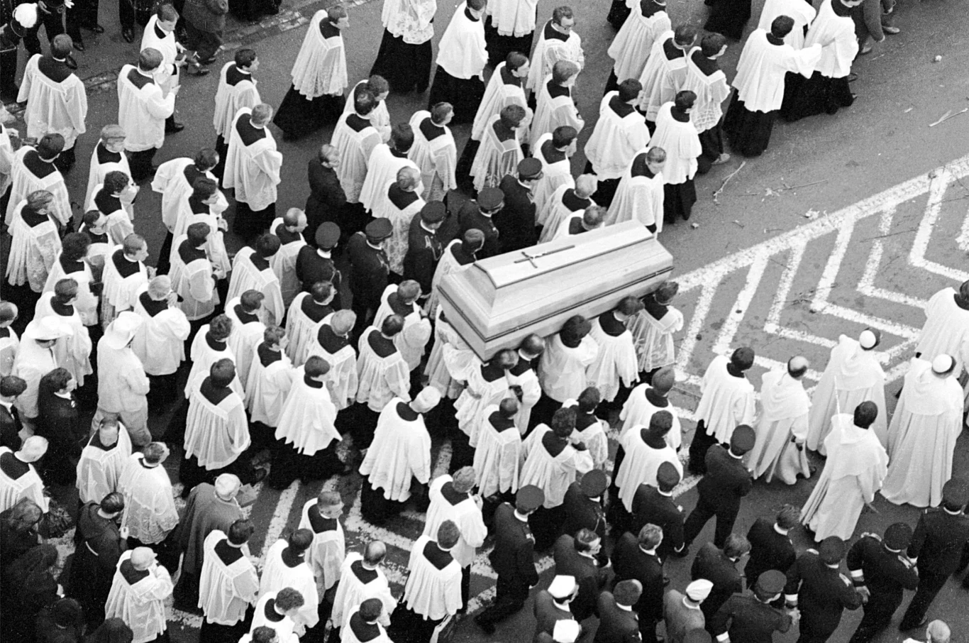 Krakowskie Przedmieście w Warszawie w dniu pogrzebu Prymasa Tysiąclecia, widok z dzwonnicy kościoła św. Anny. Krakowskie Przedmieście w Warszawie w dniu pogrzebu Prymasa Tysiąclecia, widok z dzwonnicy kościoła św. Anny.