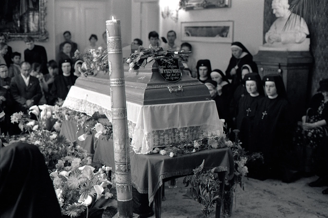 Przed pogrzebem trumna z ciałem kard. Stefana Wyszyńskiego wystawiona była w Domu Arcybiskupów Warszawskich przy ul. Miodowej. Na zdjęciu czuwanie modlitewne w dniu śmierci Wyszyńskiego, 28 maja 1981 r. Przed pogrzebem trumna z ciałem kard. Stefana Wyszyńskiego wystawiona była w Domu Arcybiskupów Warszawskich przy ul. Miodowej. Na zdjęciu czuwanie modlitewne w dniu śmierci Wyszyńskiego, 28 maja 1981 r.