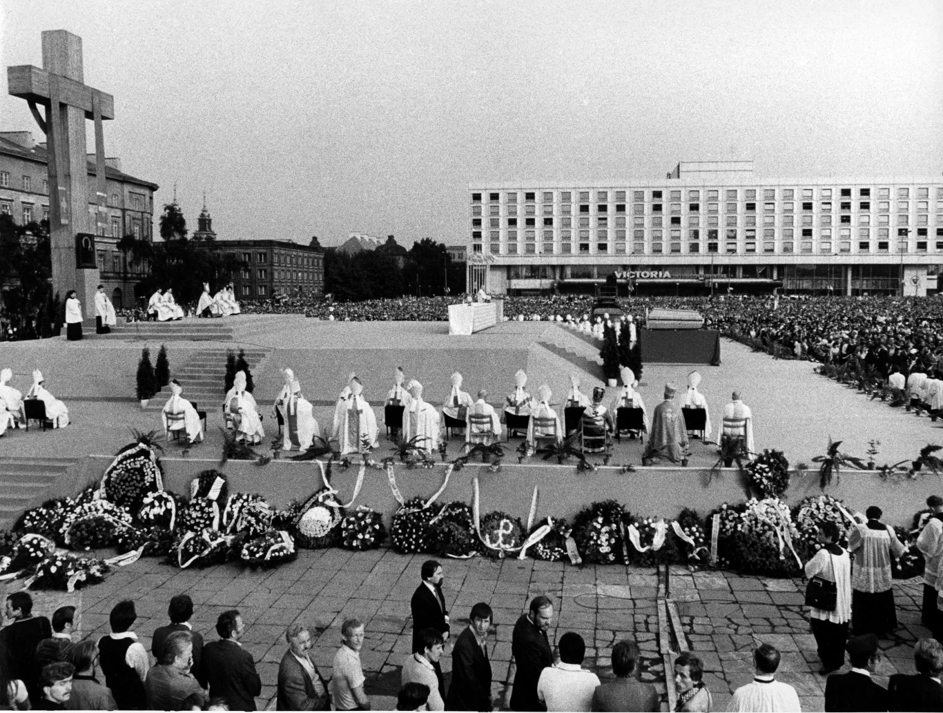 Trumna stała na katafalku okrytym amarantową materią. Jan Paweł II, który transmisję z uroczystości oglądał z kliniki Gemelli, napisał homilię pogrzebową. Odczytał ją kard. Franciszek Macharski: "Pragnę, abyście wiedzieli, że w tej godzinie żałoby, w godzinie smutku i bólu, ale także większej jeszcze nadziei i ufności, pragnąłem być z wami, by osobiście oddać księdzu prymasowi ostatnią posługę" - pisał papież. Trumna stała na katafalku okrytym amarantową materią. Jan Paweł II, który transmisję z uroczystości oglądał z kliniki Gemelli, napisał homilię pogrzebową. Odczytał ją kard. Franciszek Macharski: "Pragnę, abyście wiedzieli, że w tej godzinie żałoby, w godzinie smutku i bólu, ale także większej jeszcze nadziei i ufności, pragnąłem być z wami, by osobiście oddać księdzu prymasowi ostatnią posługę" - pisał papież.