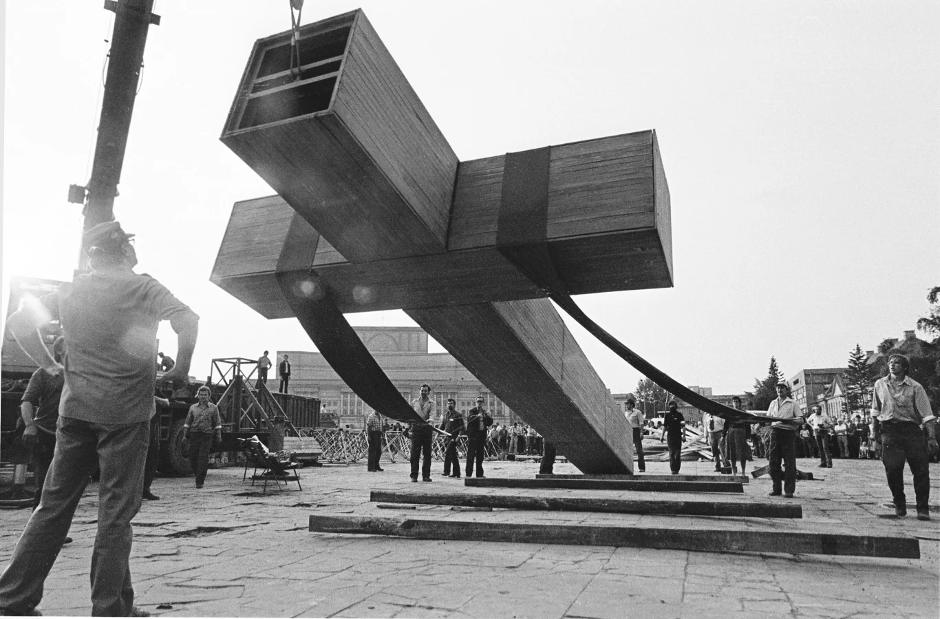 Obok postawiono krzyż, przy którym dwa lata wcześniej, w czerwcu 1979 roku, odprawił mszę Jan Paweł II, przywołując Ducha Świętego, by odnowił naszą ziemię. Obok postawiono krzyż, przy którym dwa lata wcześniej, w czerwcu 1979 roku, odprawił mszę Jan Paweł II, przywołując Ducha Świętego, by odnowił naszą ziemię.