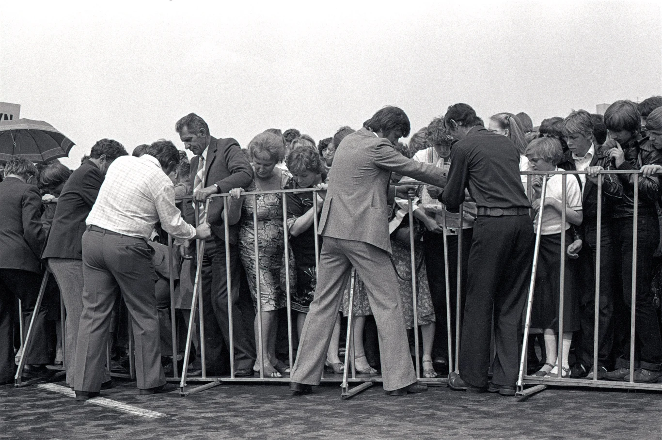 Przygotowania do pogrzebu kardynała Wyszyńskiego na Placu Zwycięstwa (obecnie placu Piłsudskiego) w Warszawie. Przygotowania do pogrzebu kardynała Wyszyńskiego na Placu Zwycięstwa (obecnie placu Piłsudskiego) w Warszawie.