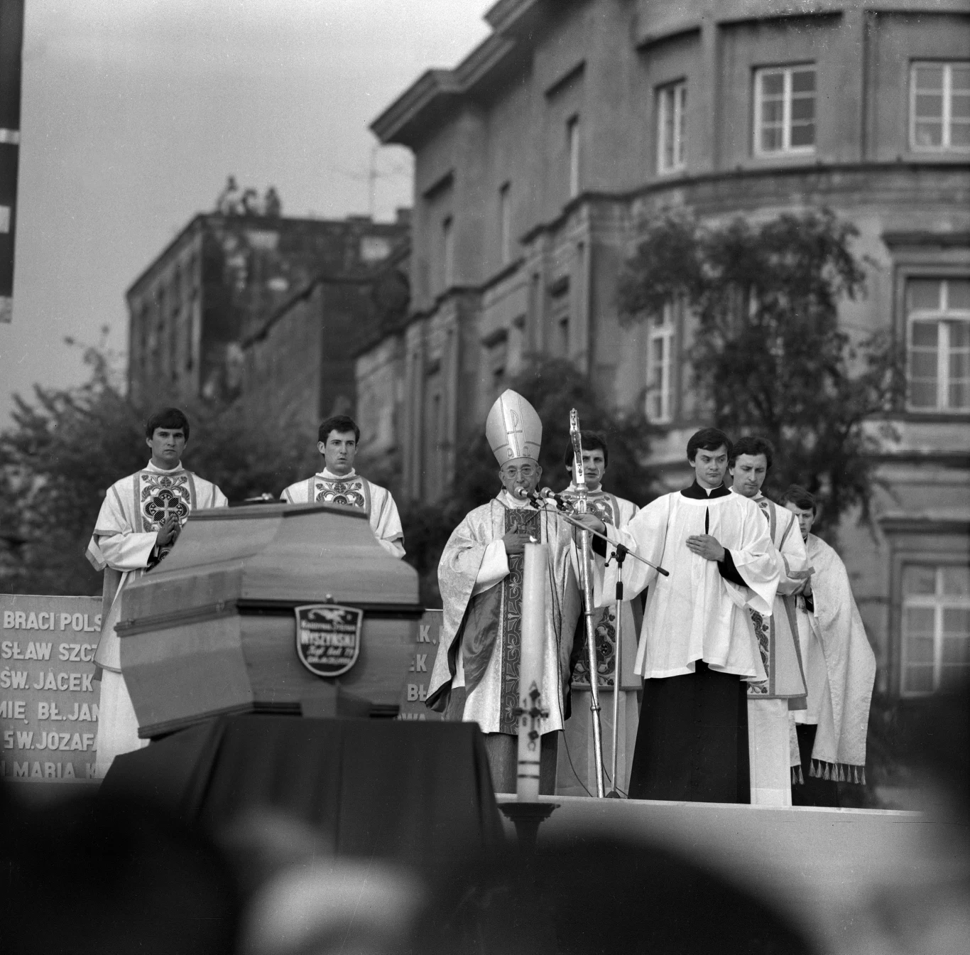 Mszy koncelebrowanej przewodniczył specjalny wysłannik papieża kard. Agostino Casaroli (na zdjęciu przemawia). Mszy koncelebrowanej przewodniczył specjalny wysłannik papieża kard. Agostino Casaroli (na zdjęciu przemawia).