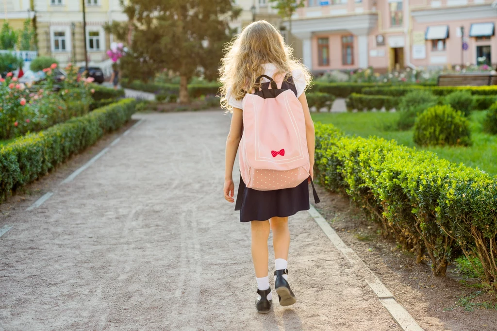 Dziewczynka została usunięta z zajęć za złamanie szkolnych zasad dotyczących mundurków