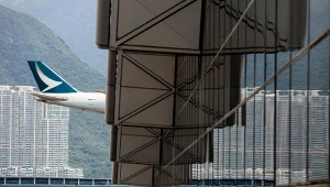 Maszyna Cathay Pacific ląduje na lotnisku w Hongkongu