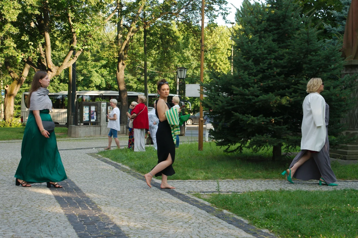 Małgorzata Ostrowska-Królikowska z córkami w dniu ślubu Antoniego i Joanny