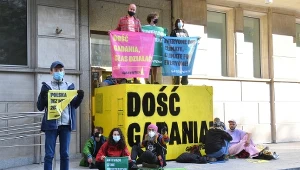 Protest aktywistów Greenpeace Polska blokujących wejście do budynku Ministerstwa Aktywów Państwowych w Warszawie