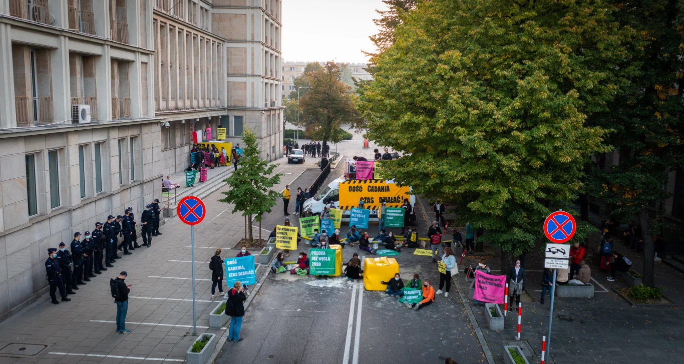 Protest zaczął się wcześnie rano z inicjatywy Wszystkie dla klimatu Greenpeace Protest zaczął się wcześnie rano z inicjatywy Wszystkie dla klimatu Greenpeace