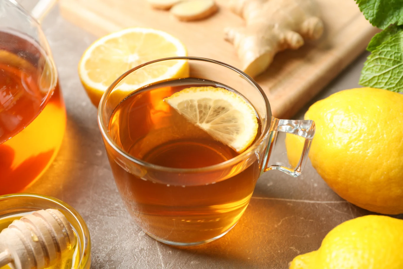 Herbata z cytryną skutecznie rozgrzewa, ale przygotowywana w niewłaściwy sposób może także zaszkodzić