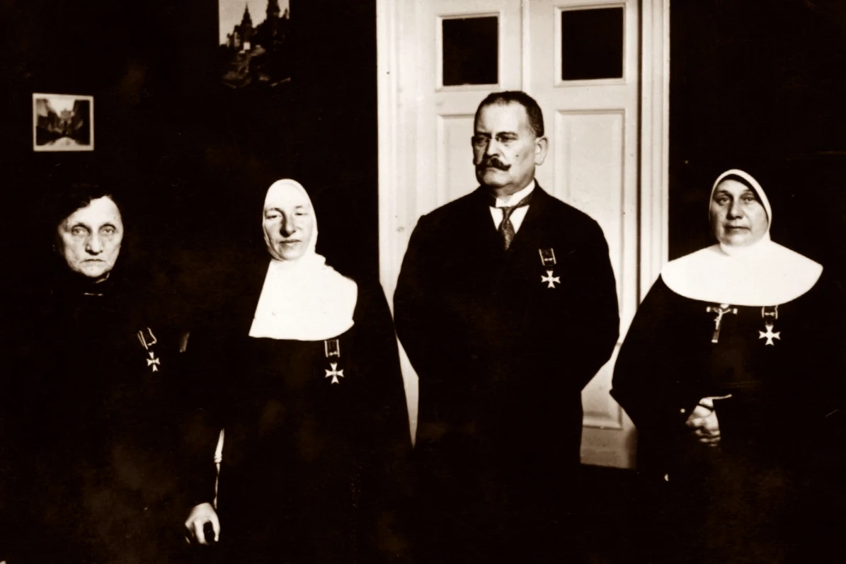 Matka Elżbieta Czacka zaliczona w poczet Kawalerów Orderu Odrodzenia Polski, otrzymawszy w 1925 r. Krzyż Oficerski tego Orderu za jej ofiarną i filantropijną działalność 