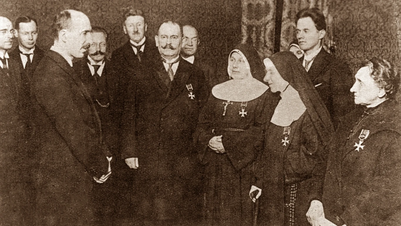 Matka Czacka (postać w habicie piersza od prawej) podczas uroczystości wręczania Krzyża Kawalerskiego Orderu Odrodzenia Polski - 1925 r. 