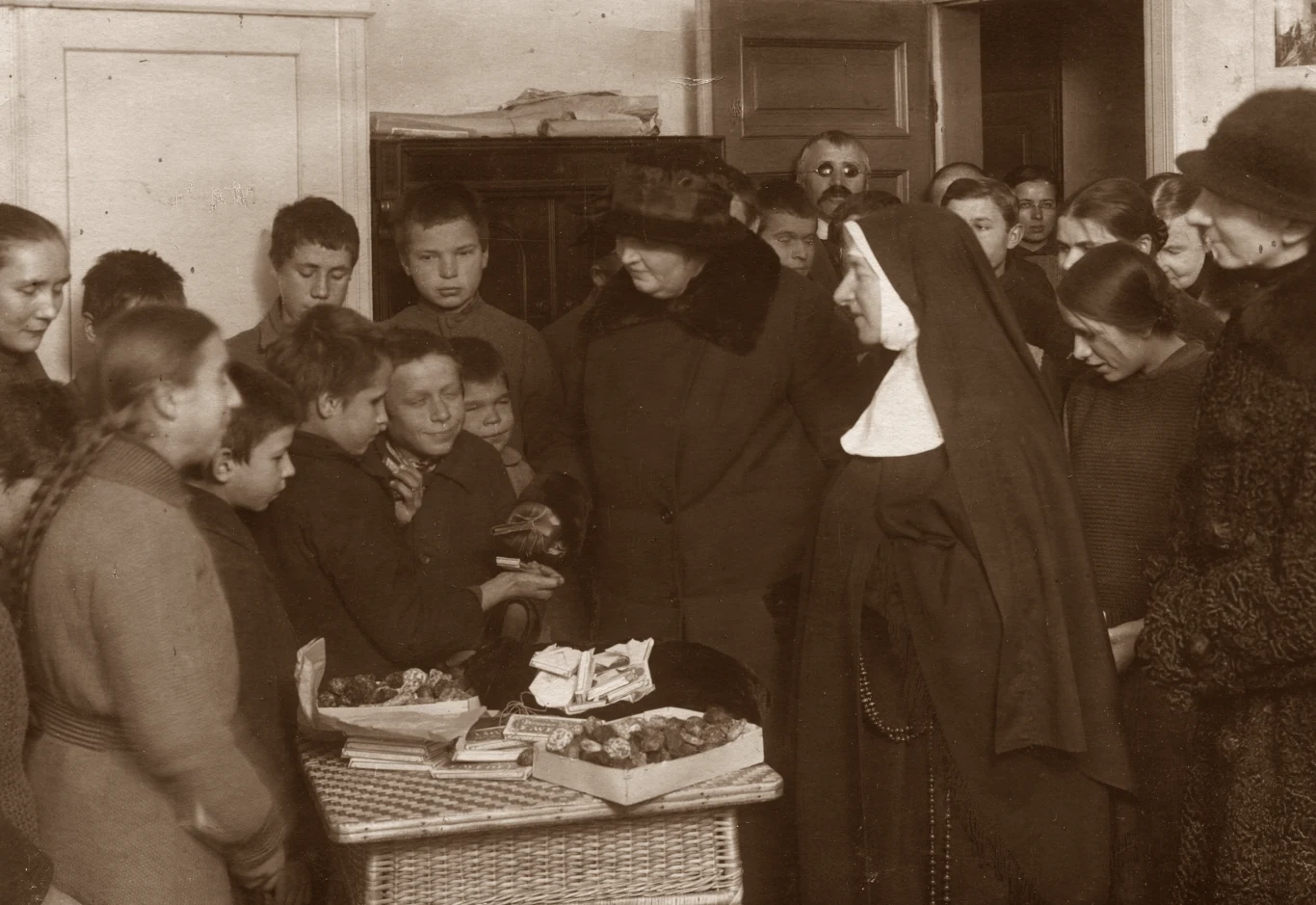 Prezydentowa Wojciechowska z Matką Elżbietą Czacką w Zakładzie na ul. Polnej 40 w Warszawie - 1923 r.