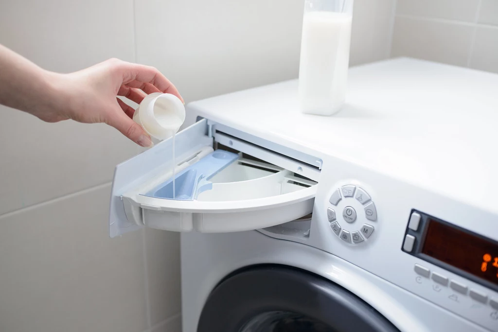 W przypadku pralki automatycznej wystarczy znaleźć tylko odpowiednie oznaczenie komory na płyn