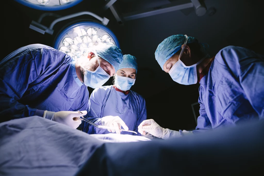 Pensje pracowników ochrony zdrowia wzrosną już od lipca. Roczna waloryzacja liczona w oparciu o "średnią krajową" obejmie nie tylko lekarzy, ale też pielęgniarki, ratowników medycznych czy psychologów.