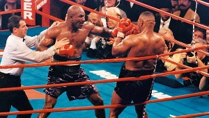 Evander Holyfield (w środku) tu w walce z Mikiem Tysonem
