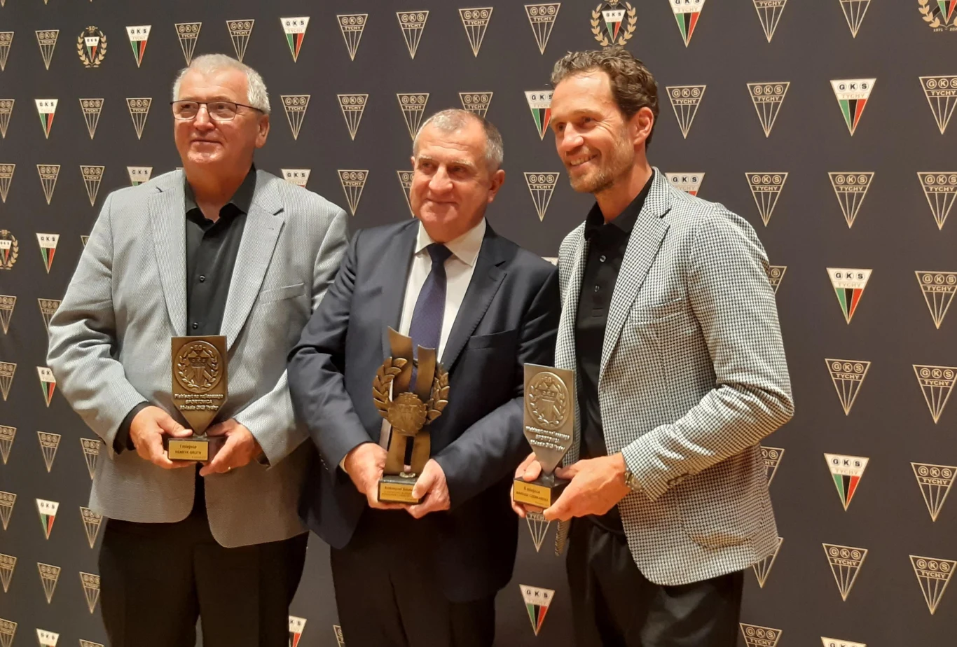 Dwaj najlepsi sportowcy 50-lecia - Henryk Gruth (z lewej) i Mariusz Czerkawski (z prawej) z prezydentem Tychów Andrzejem Dziubą